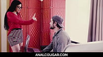Une MILF espagnole se fait sodomiser par son beau-fils américain (Julia de Lucia)