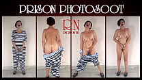在监狱里拍照。 被拘留的女士是监狱的囚犯。 她被要求在镜头前脱衣服。 角色扮演。 完整视频 在监狱里，女性被要求脱衣服拍照。 他们别无选择。 他们打扮得很滑稽。 并滑稽地脱光衣服。  女囚犯被要求脱光衣服，以换取在监狱中的良好服务。 一些母狗同意在监狱长面前赤身裸体来获取食物。