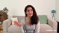 Schönheit aus Berlin zeigt vor wie sie am liebsten masturbiert