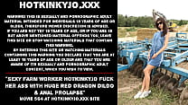 Сексуальная работница фермы Хоткинкиджо трахает ее задницу огромным дилдо красного дракона и анальным пролапсом