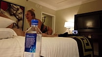 Garrafa de água estúpida! Madelyn Monroe fode estranho em Vegas