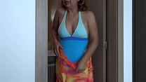 La moglie latina di 58 anni si esibisce in costume da bagno sulla spiaggia