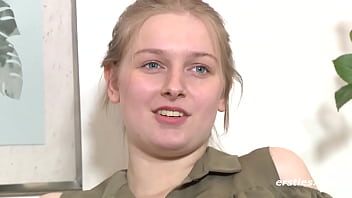 Une blonde allemande de 19 ans se masturbe avec un gros gode