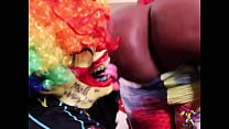 La figa di Victoria Cakes viene picchiata da Gibby The Clown