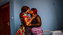 ナイジェリアのレズビアンのホットな秘密のメイクアップ事件は彼らの猫を拍手させる