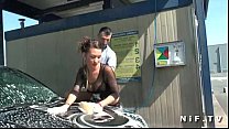Hermosa morena francesa en rejilla follada anal al aire libre en el lavado de autos