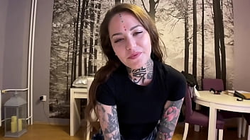 Эмо-подружка - неряшливая королева глубокой глотки - минет и секс раком в видео от первого лица