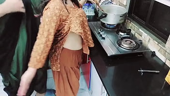 Esposa de casa paquistanesa XXX, ambos os buracos fodidos na cozinha com áudio hindi claro