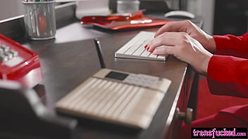 TransFucked.com - Босс-шмель с большим членом Натали Марс трахает горячую помощницу-блондинку Кенну Джеймс