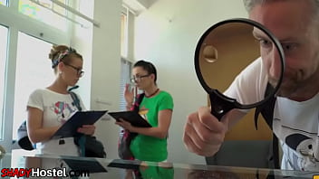 Лизание очка и сосание тинки с маленькими сиськами наслаждаются тройничком в хостеле с большим белым членом