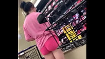Großer Arsch in rosa kurzen Shorts