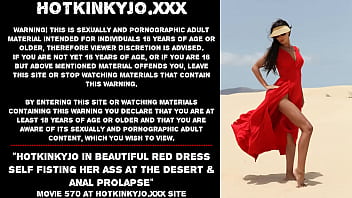 Hotkinkyjo em lindo vestido vermelho, segurando sua bunda no deserto e prolapso anal