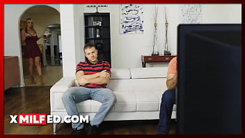 XMilfed.com ⏩ Мачеха (Рэйчел Кавалли) и пасынок издеваются над мужем во время просмотра телевизора