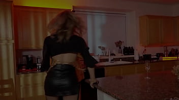 (Emma Rose) aperçoit (Roman Todd) lors d'une fête agit sur ses envies lubriques tout en étant surveillée - Trans Angels