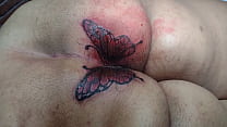 MARY BUTTERFLY redoing her ass tattoo, husband ALEXANDRE as always filmed everything to show you guys to see and jerk off....