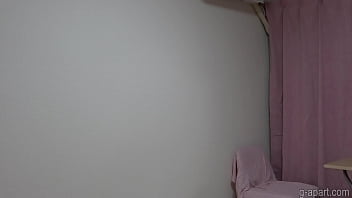 Chica japonesa Rika Miama desnudándose en su apartamento