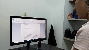 МОЙ СВОДНЫЙ БРАТ НЕ ПОЗВОЛЯЕТ МНЕ СДЕЛАТЬ ДОМАШНЮЮ РАБОТУ И ТРАХАЕТ МЕНЯ ПОКА КОНЧИТ (ЧАСТЬ 1)