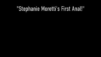 ¡La belleza abierta Stephanie Moretti obtiene su pequeño trasero al estilo perrito!