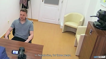 Парень так сильно хочет работу, что сел на член рекрутера, чтобы получить ее, не задумываясь - BigStr