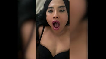 La sexy trans asiatica Ally Hart fa gola e cavalca il grosso cazzo di Andre Stone
