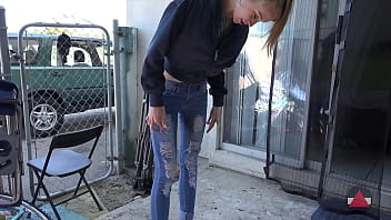 Dünnes Mädchen in engen Jeans lutscht Ice Pop