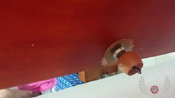 Поймал засовывание большого дилдо в мою задницу. Молодой парень очень хорошо трахает меня своим большим членом