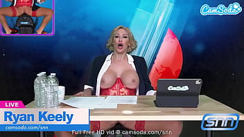 Camsoda - La sexy milf tettona Ryan Keely cavalca la macchina del sesso dal vivo in onda