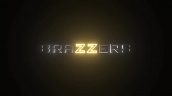 In ihren Schlafsack gleiten - Codi Vore, Gianna Gray / Brazzers / Stream voll von www.brazzers.promo/