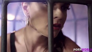 Latina in gabbia con costume in lattice con cinturino Marta La Croft fa una gola profonda al mostro della BBC nel seminterrato