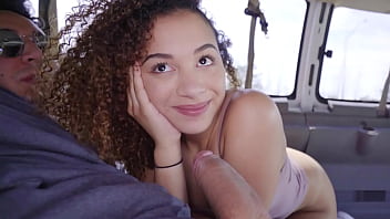 Jolie et ravissante jeune femme noire suce une grosse bite avant de se faire défoncer dans une camionnette