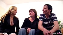 Ama de casa alemana madura se folla a una pareja real en un trío FFM
