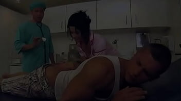 L'infermiera Rihanna aiuta un paziente a riprendersi con un bel pompino profondo