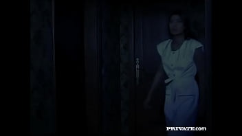 A linda Shan asiática é transada no corredor por um estranho