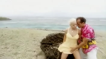 ベラと彼女の男はハードコアセックスをしている熱帯のビーチにいます