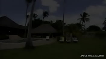 Jennifer e Kathy estão no Caribe com seus amantes fazendo sexo