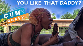 Ямайская молодая женщина сосет хуй во Флориде ради спермы