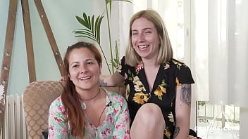 Ersties: сексуальные лесбиянки делят двойной дилдо в любительском видео