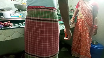 ¡La señora consiguió que el sirviente de la cocinera le follara el coño en la cocina! en clara voz hindi