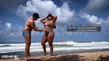 Мужчинам становится тяжело на пляже из-за крошечного бикини Крисс Хотвайф, которое оставляет всю киску снаружи