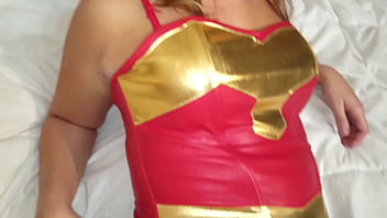 Wonder Woman Cosplay mit Strumpfhose gefickt