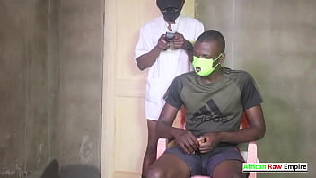 African Raw становится хуже в своей парикмахерской сцене, когда публично сосет его член в парикмахерской