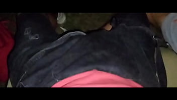 凌晨 3 点，在一个非常醉的状态，在从派对回家的路上，在森林边缘，我在森林边缘的长凳上吹了我的公鸡角质，然后操那个家伙角质 鞍 在 他的 热 屁股