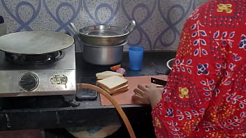 Увидев, как горничная готовит еду на кухне, ей это не понравилось, и она начала швырять ее туда же.
