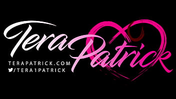 ムラムラしたテラ・パトリックがプールサイドで彼女のセクシーなボディにオイルを塗って愛撫！