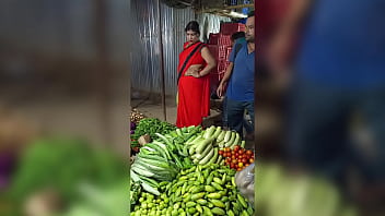 XXX-Gemüsemarkt in roter Sari-Schlampe bezahlt, um zu bezahlen