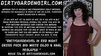 Dirtygardengirl в красном ночном платье трахается с большим белым дилдо и анальным пролапсом