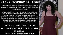 Dirtygardengirl в красном ночном платье трахается с большим белым дилдо и анальным пролапсом