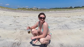 emily sky desnuda en la playa pública
