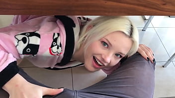 DOEGIRLS - (Cherry Kiss) - Крошка-блондинка занимается сексом со своим парнем, заставляет ее мастурбировать и кончать