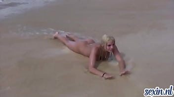 filles excitées jouent sur la plage nudiste